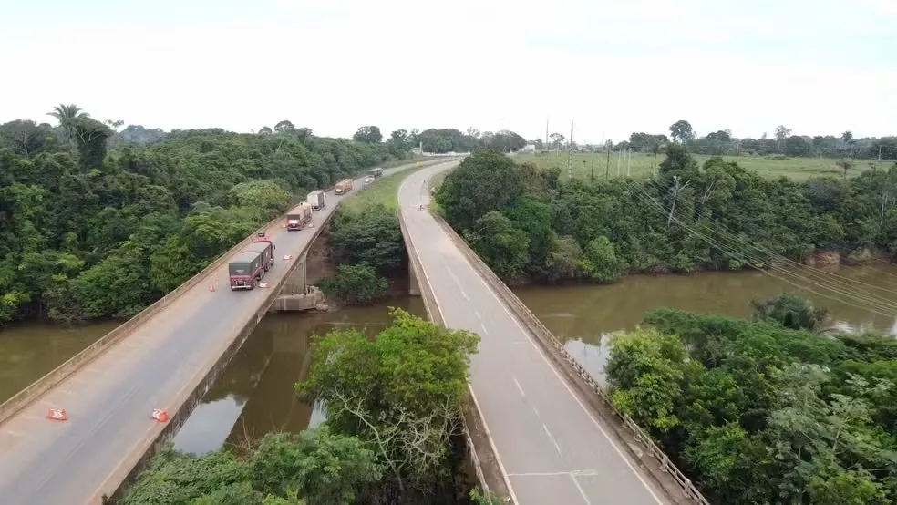 DURANTE OBRAS - Estacionar no acostamento será proibido durante interdição da ponte sobre o rio Candeias, em RO