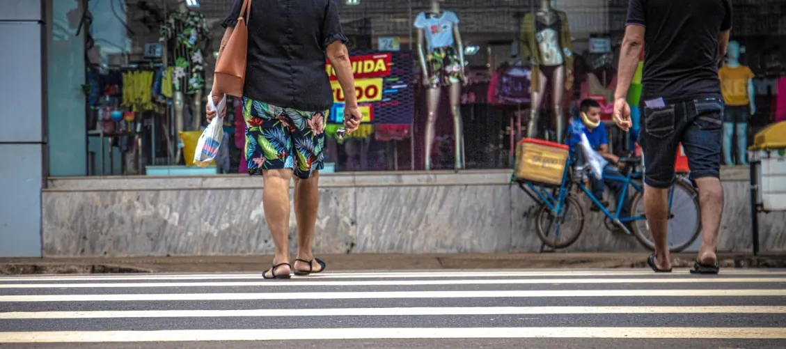 OLHA A MULTA - Estacionar sobre a faixa de pedestres é infração grave e coloca vidas em risco