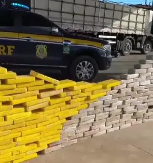 Motorista abandona caminhão em movimento e foge; PRF apreende quase meia tonelada de cocaína

