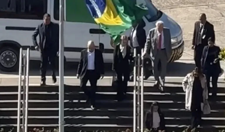 FARRA DA FAB-TUR - Janja viaja em voo da FAB para consulta médica em São Paulo e diz ter ido “de carona”com ministros do STF