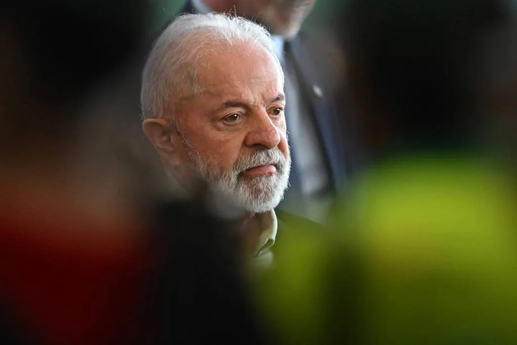 PÉSSIMO, EM QUALQUER LUGAR - Lula é “incoerente no exterior” e “impopular no Brasil”, afirma revista britânica The Economist